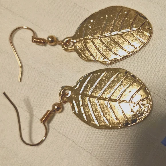 Earrings gold tone leafs - Picture 2 of 4